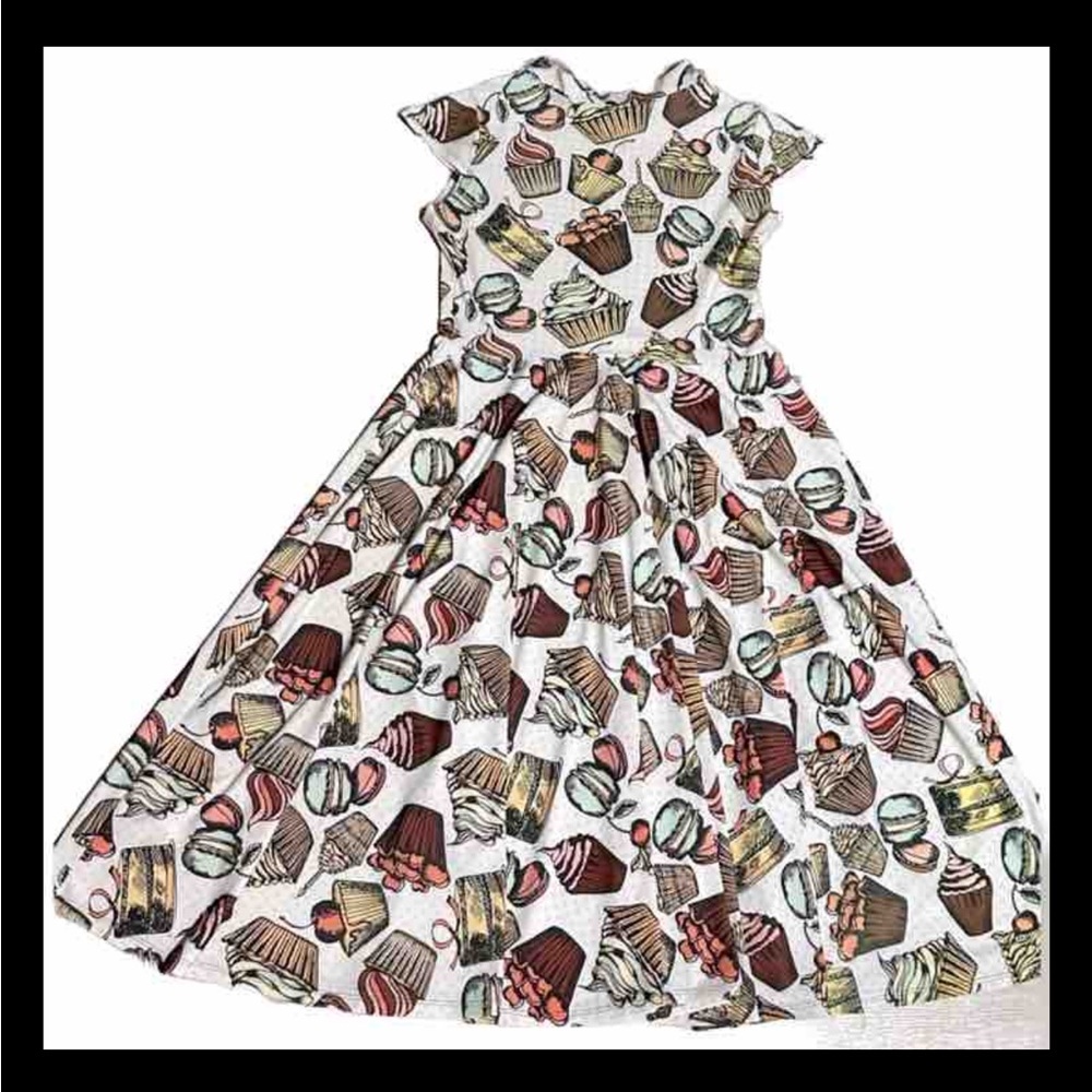 ❤️3/$15❤️Whimsical Pastry Midi Dress Size L
